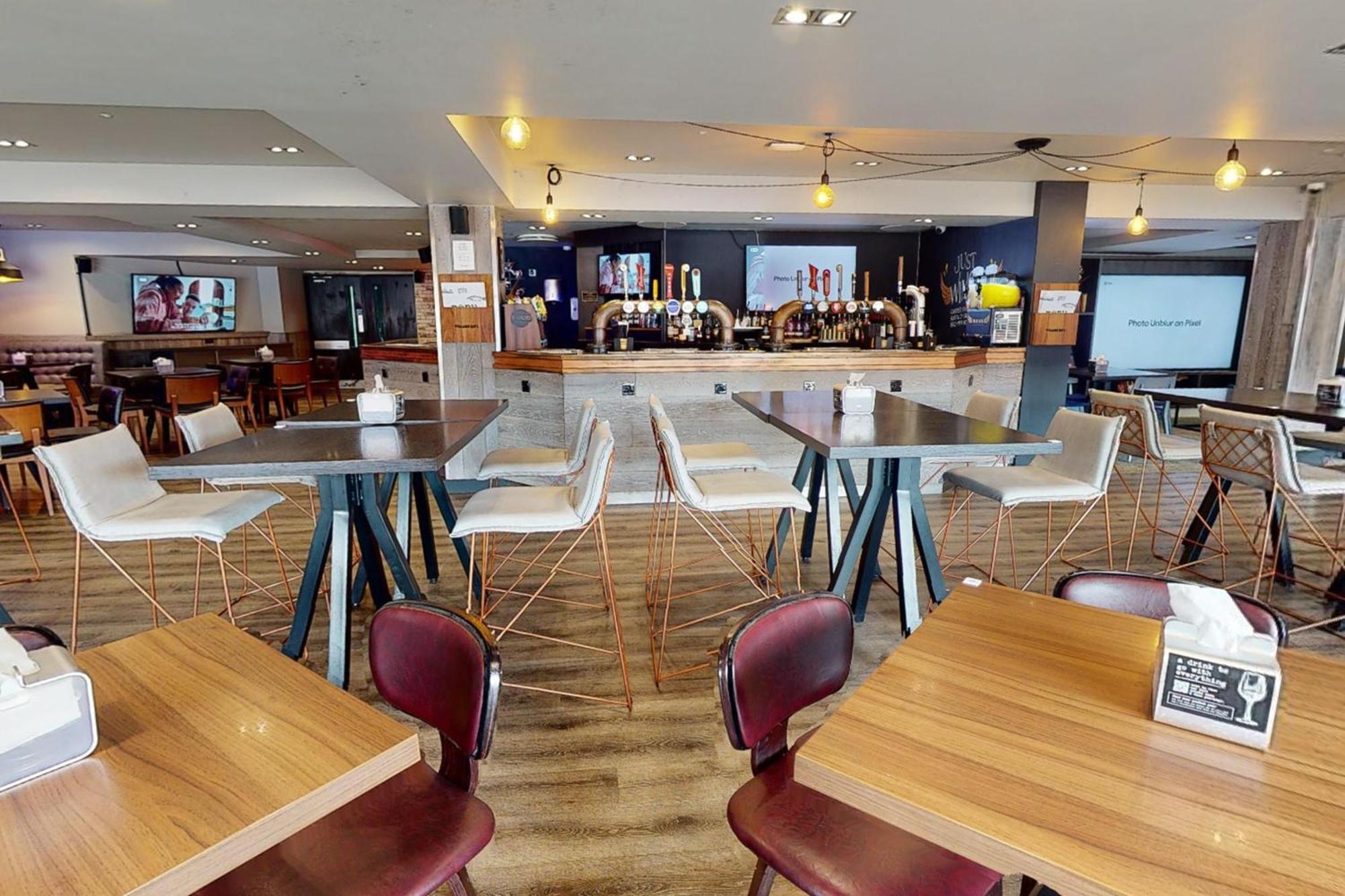 Hotel Village Swansea